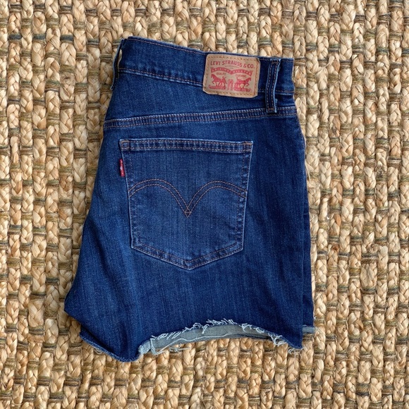 Levi’s Classic Cutoff Shorts Sz 32 - Picture 3 of 3
